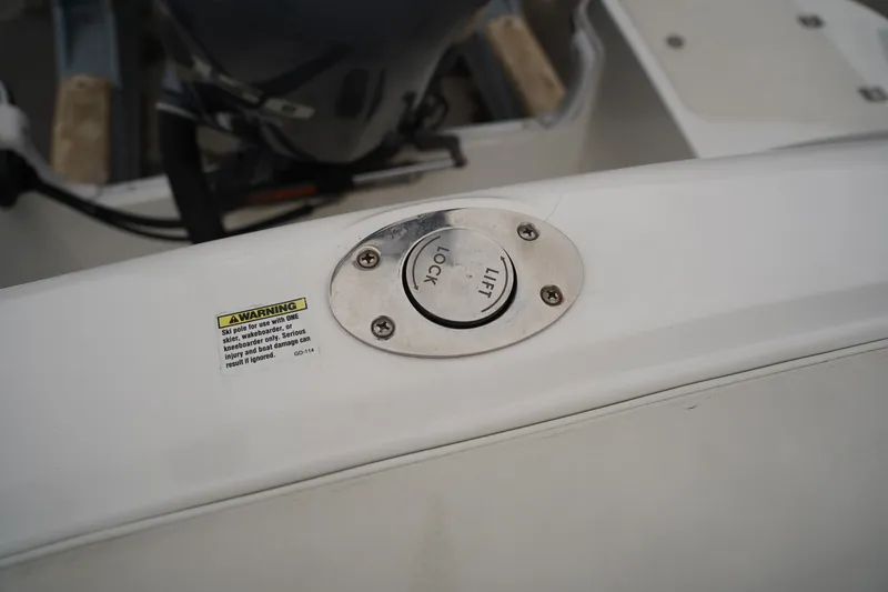 Slide: The Image of Hurricane 2200 Sundeck Sport 2013 - 19