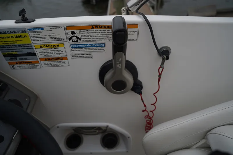 Slide: The Image of Hurricane 2200 Sundeck Sport 2013 - 32