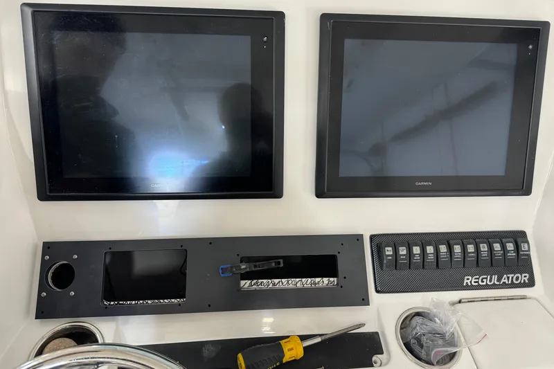 Slide: The Image of Regulator Marine 28 Forward Seating 2015 - 13