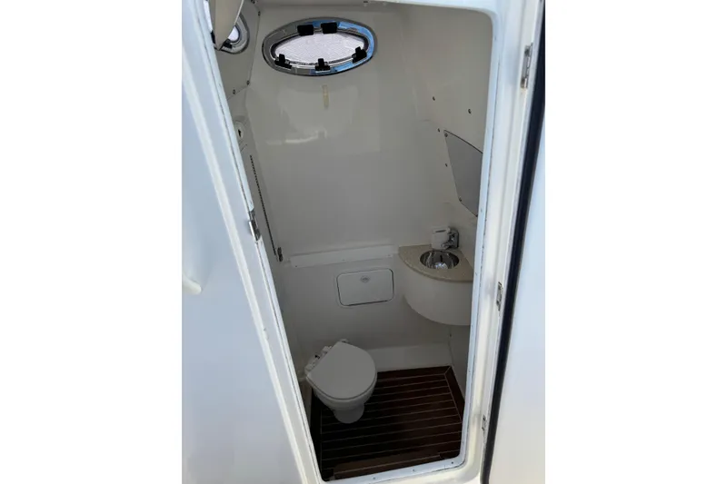 Slide: The Image of Regulator Marine 28 Forward Seating 2015 - 29