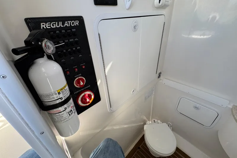Slide: The Image of Regulator Marine 28 Forward Seating 2015 - 33