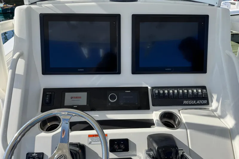 Slide: The Image of Regulator Marine 28 Forward Seating 2015 - 35