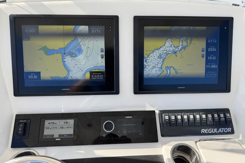 Slide: The Image of Regulator Marine 28 Forward Seating 2015 - 37