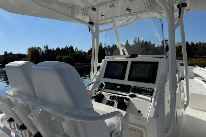Slide: The Image of Regulator Marine 28 Forward Seating 2015 - 43