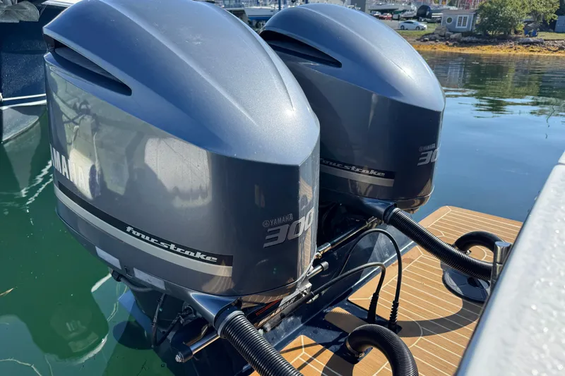 Slide: The Image of Regulator Marine 28 Forward Seating 2015 - 45