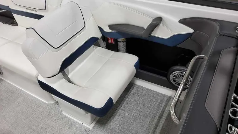 Slide: The Image of Formula 270 Bowrider 2025 - 7