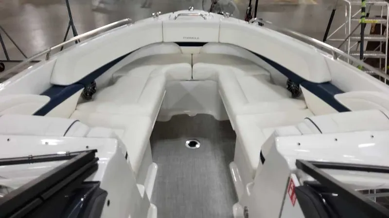 Slide: The Image of Formula 270 Bowrider 2025 - 13