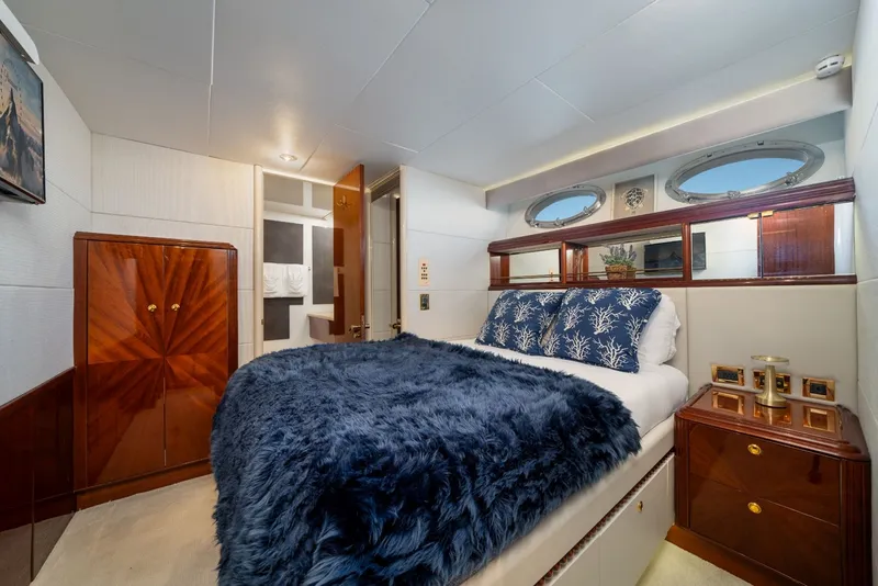 Slide: The Image of Lazzara Yachts 94 2002 - 22