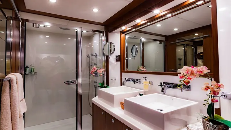 Slide: The Image of Sunseeker 131 2010 - 25