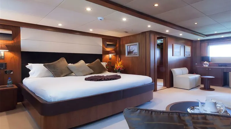 Slide: The Image of Sunseeker 131 2010 - 18