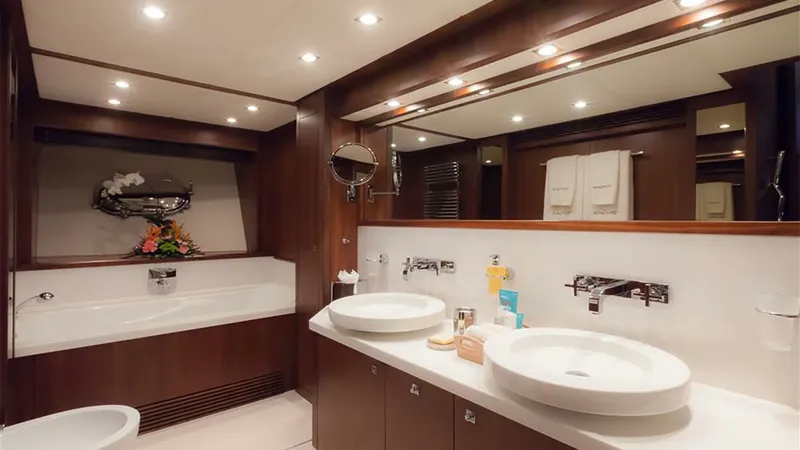 Slide: The Image of Sunseeker 131 2010 - 26