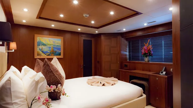 Slide: The Image of Sunseeker 131 2010 - 22
