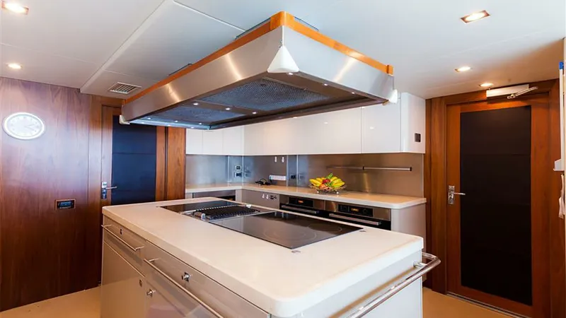 Slide: The Image of Sunseeker 131 2010 - 16