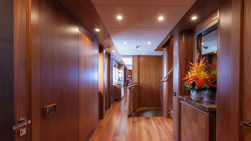 Slide: The Image of Sunseeker 131 2010 - 17