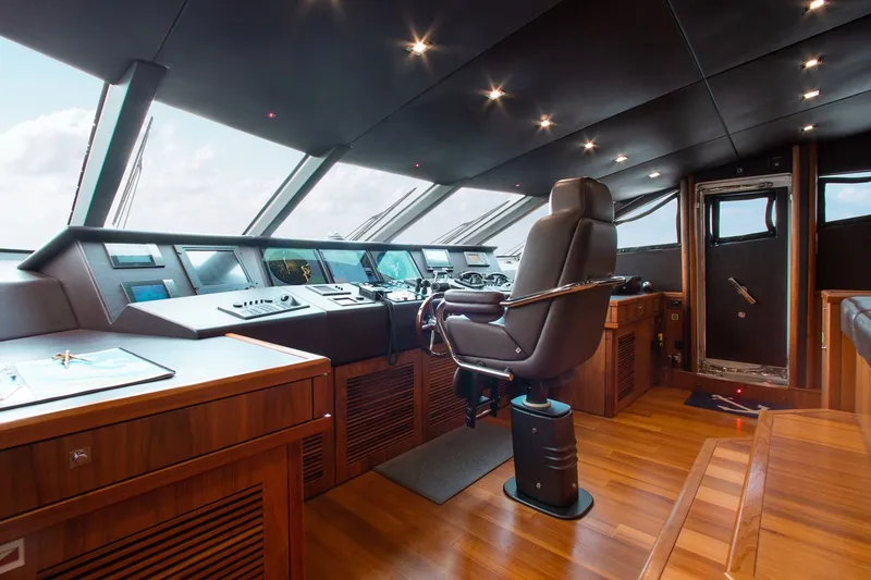 Slide: The Image of Sunseeker 133 2014 - 25
