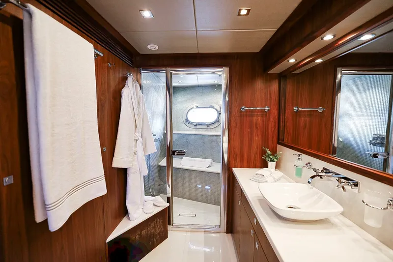 Slide: The Image of Sunseeker 133 2014 - 34