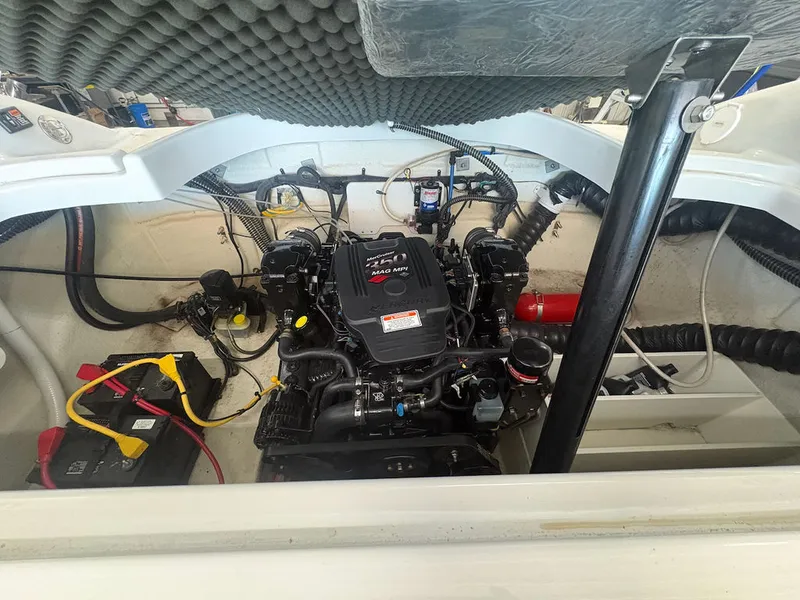 Slide: The Image of Crownline Boats 260 LS 2006 - 22