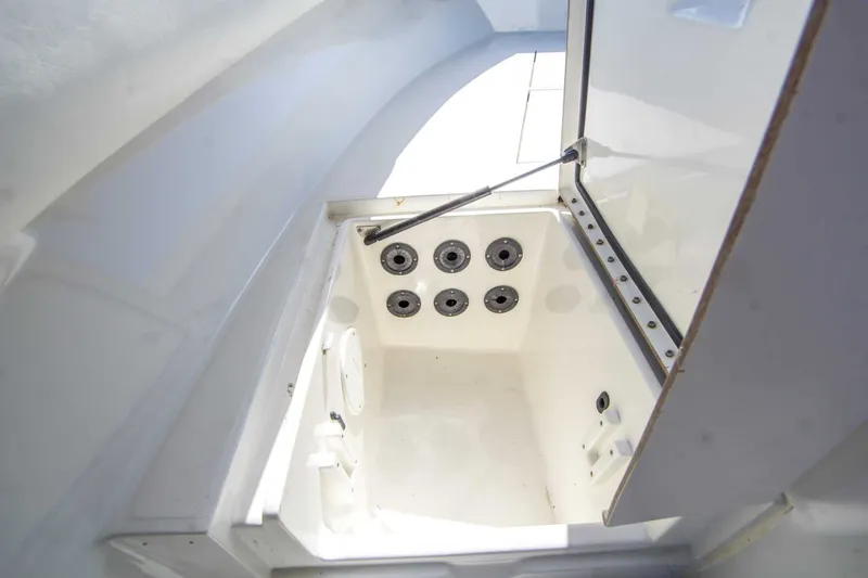 Slide: The Image of Regulator Marine 32 Center Console 2000 - 17