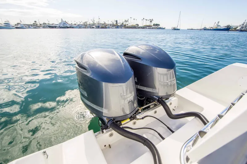Slide: The Image of Regulator Marine 32 Center Console 2000 - 9
