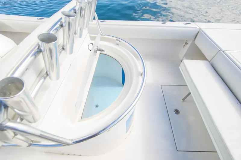 Slide: The Image of Regulator Marine 32 Center Console 2000 - 6