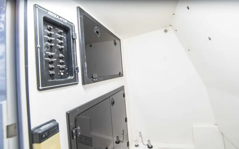 Slide: The Image of Regulator Marine 32 Center Console 2000 - 14