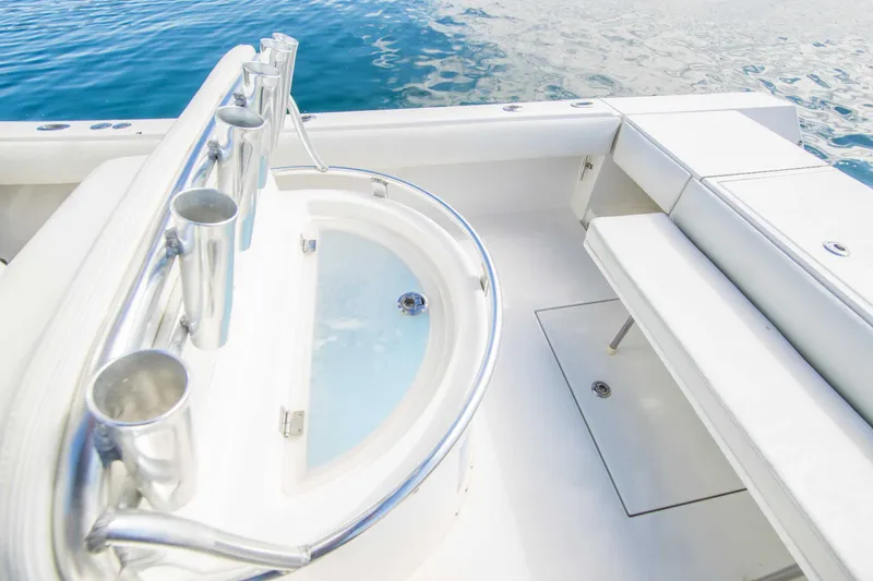 Slide: The Image of Regulator Marine 32 Center Console 2000 - 5