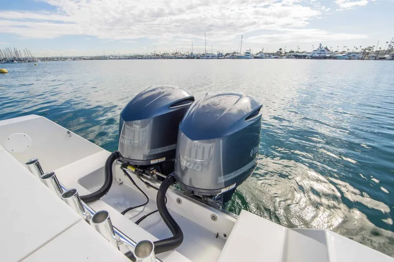 Slide: The Image of Regulator Marine 32 Center Console 2000 - 8