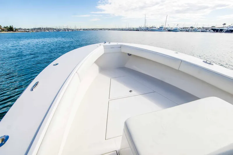 Slide: The Image of Regulator Marine 32 Center Console 2000 - 1