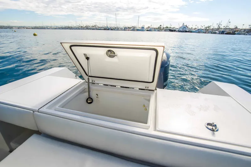 Slide: The Image of Regulator Marine 32 Center Console 2000 - 10