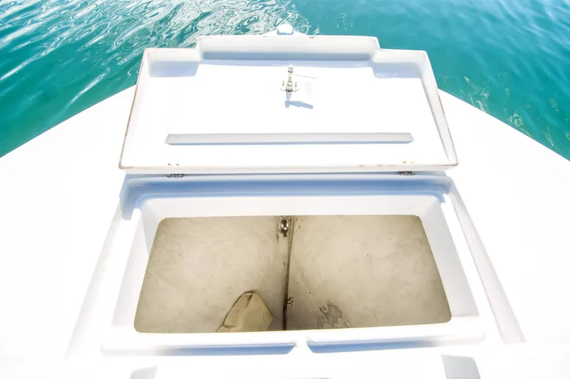 Slide: The Image of Regulator Marine 32 Center Console 2000 - 18