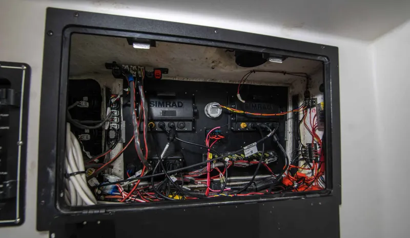 Slide: The Image of Regulator Marine 32 Center Console 2000 - 16