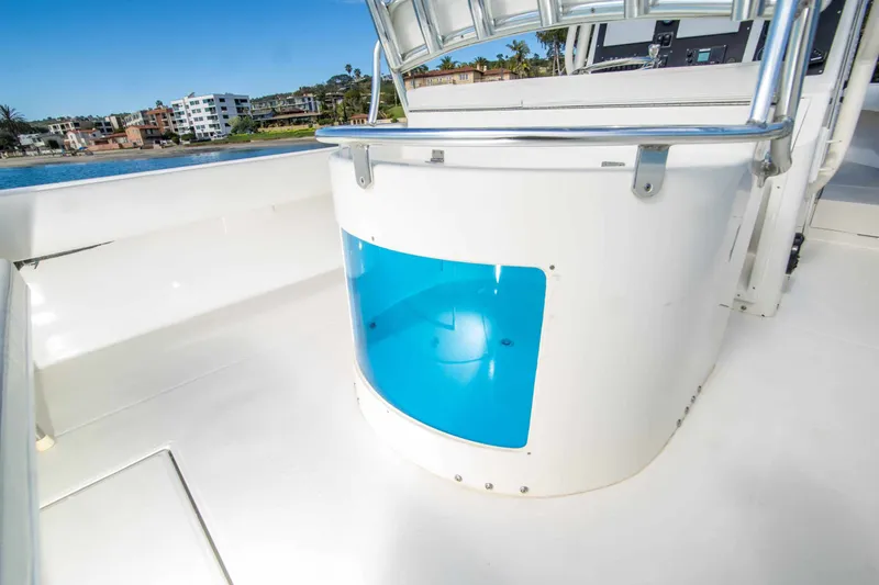 Slide: The Image of Regulator Marine 32 Center Console 2000 - 7