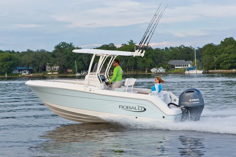 Slide: The Image of Robalo R222 2026 - 13