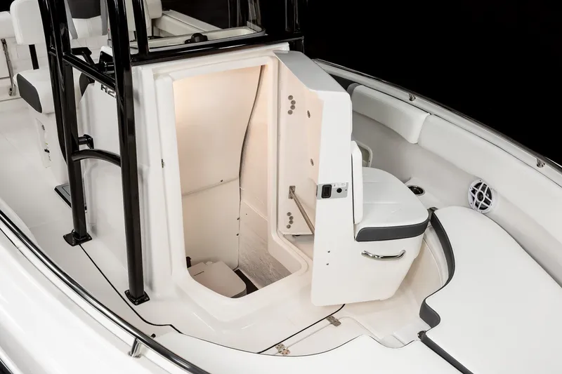 Slide: The Image of Robalo R222 2026 - 5