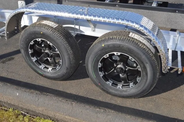 Slide: The Image of Venture Trailers Aluminum Tandem Axle Commander Series COM-6000 2024 - 19