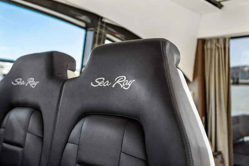 Slide: The Image of Sea Ray Sundancer 400 2017 - 34