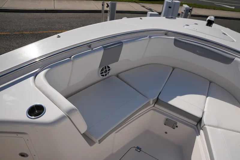 Slide: The Image of Robalo R302 2025 - 30