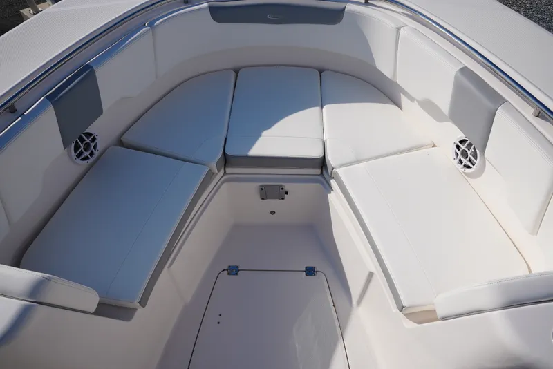 Slide: The Image of Robalo R302 2025 - 27