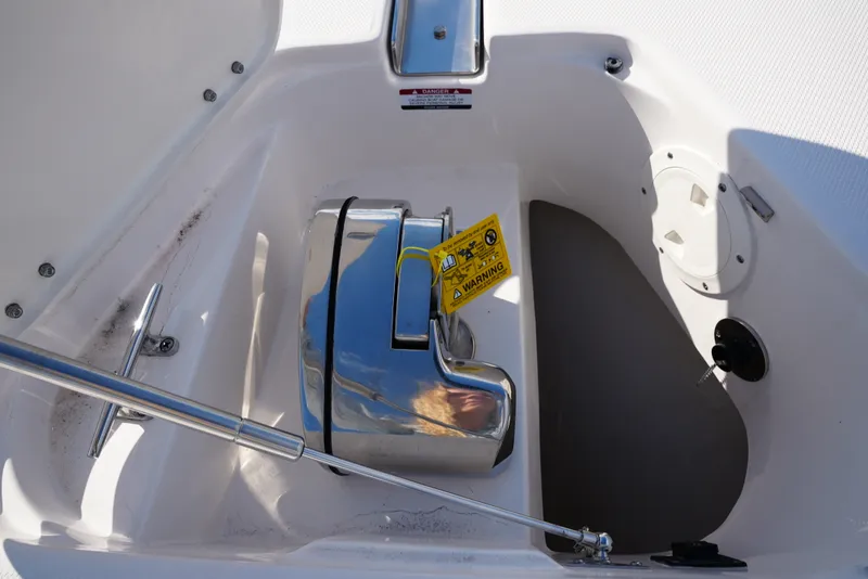 Slide: The Image of Robalo R302 2025 - 39