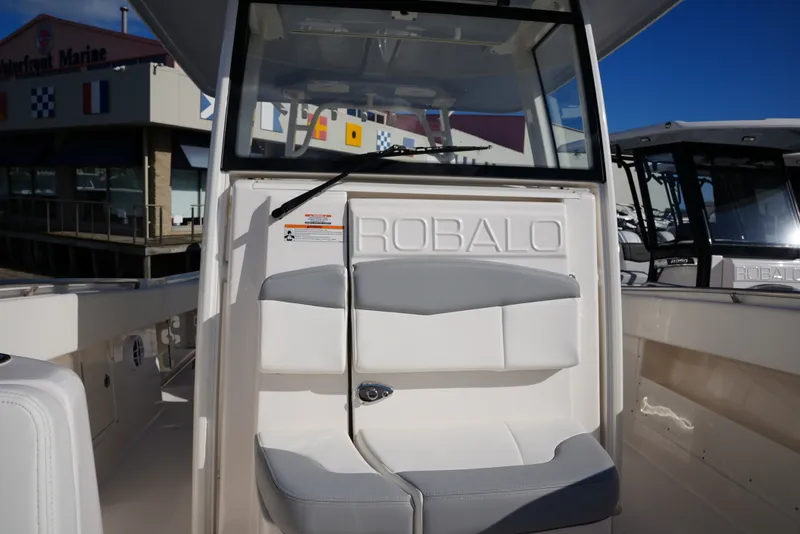Slide: The Image of Robalo R302 2025 - 34