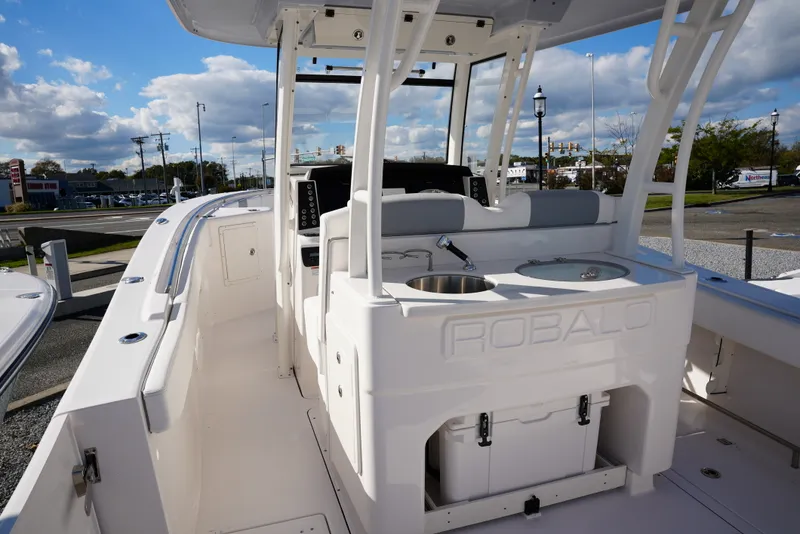 Slide: The Image of Robalo R302 2025 - 5