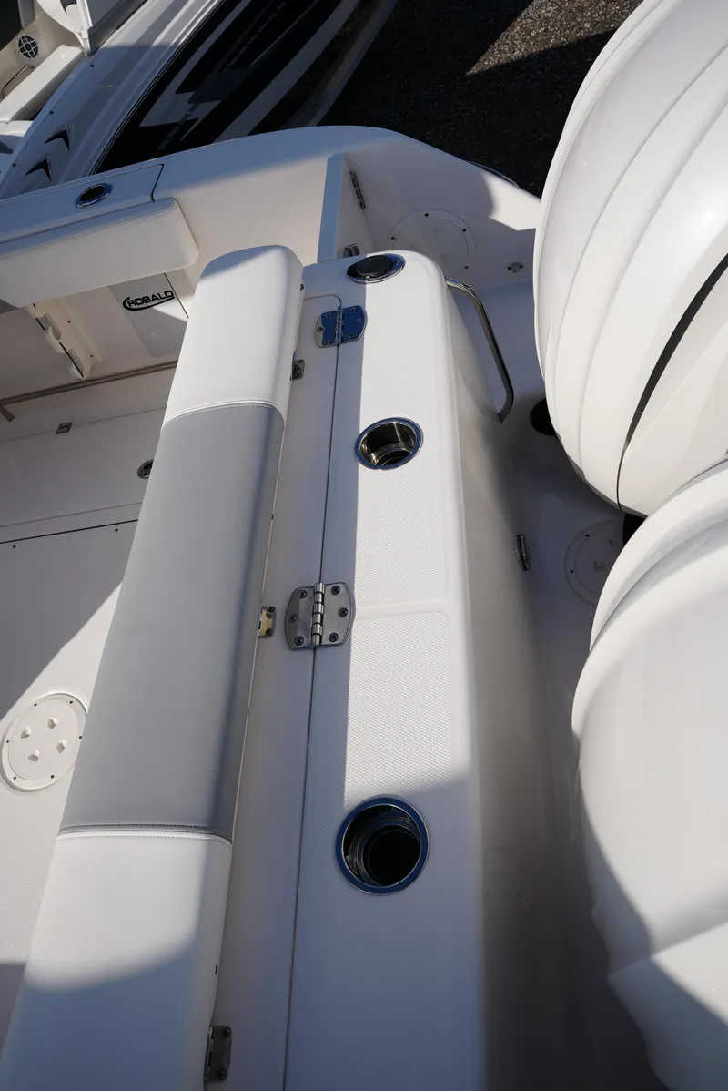 Slide: The Image of Robalo R302 2025 - 53