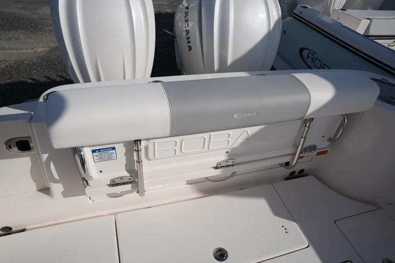 Slide: The Image of Robalo R302 2025 - 51