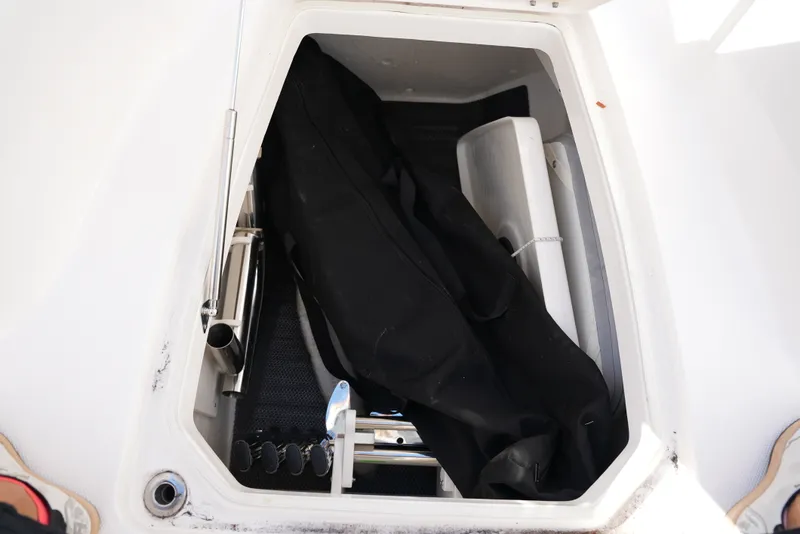 Slide: The Image of Robalo R302 2025 - 41