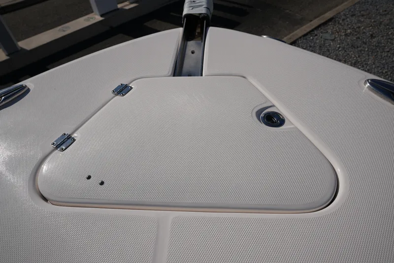 Slide: The Image of Robalo R302 2025 - 38