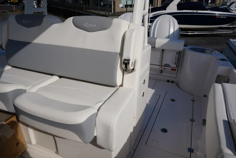 Slide: The Image of Robalo R302 2025 - 21