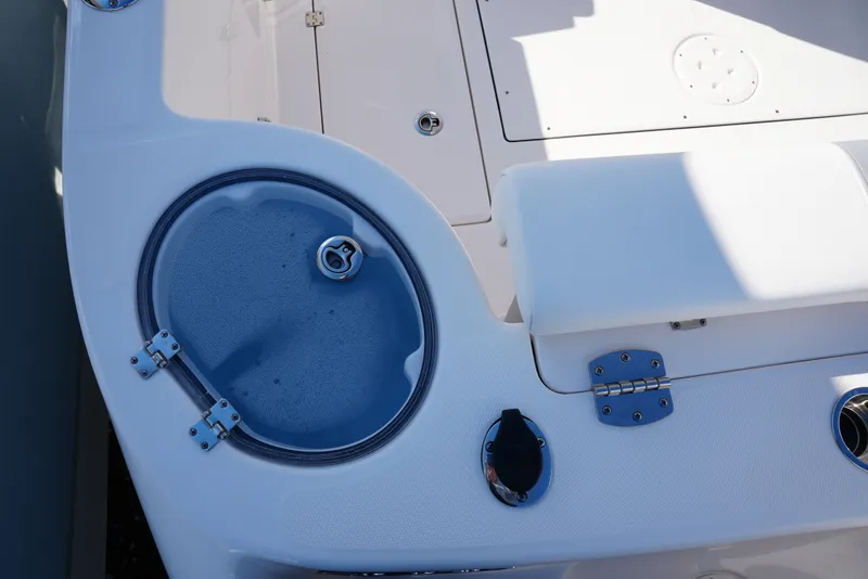 Slide: The Image of Robalo R302 2025 - 6