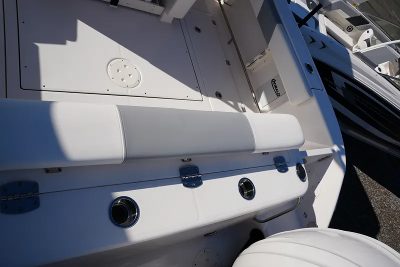 Slide: The Image of Robalo R302 2025 - 7