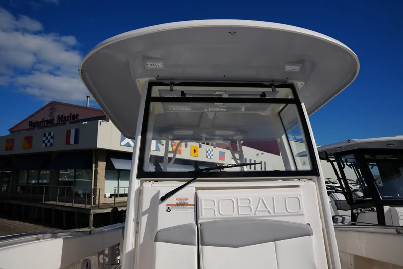 Slide: The Image of Robalo R302 2025 - 35
