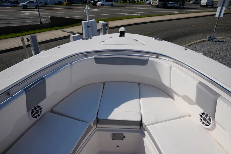 Slide: The Image of Robalo R302 2025 - 28